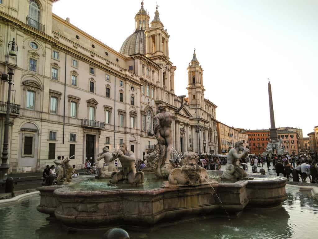 Visit Rome in 3 days: the crowded Piazza Navona
